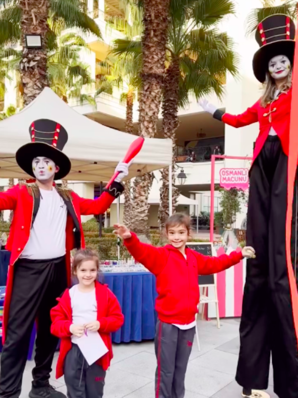 hostes ve tanitim ekipleri ile maksimum ziyaretci etkilesimi saglama