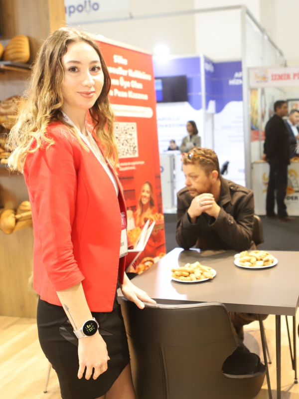 hosteslik hizmetinde profesyonellik egitimin ve guler yuzun onemi